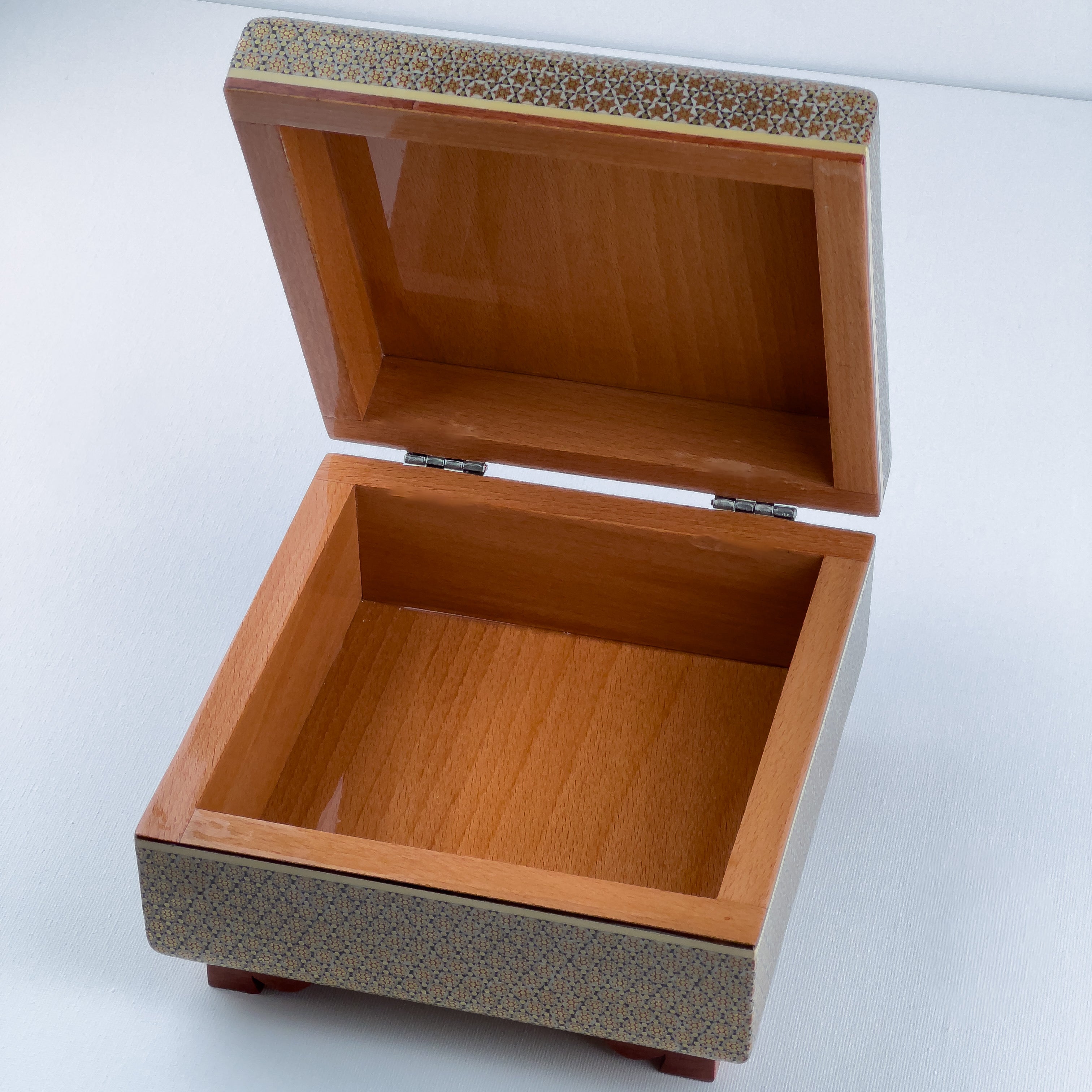 علبة - مقاس 18 سم - مربعة الشكل - غطاء وقاعدة مستديران