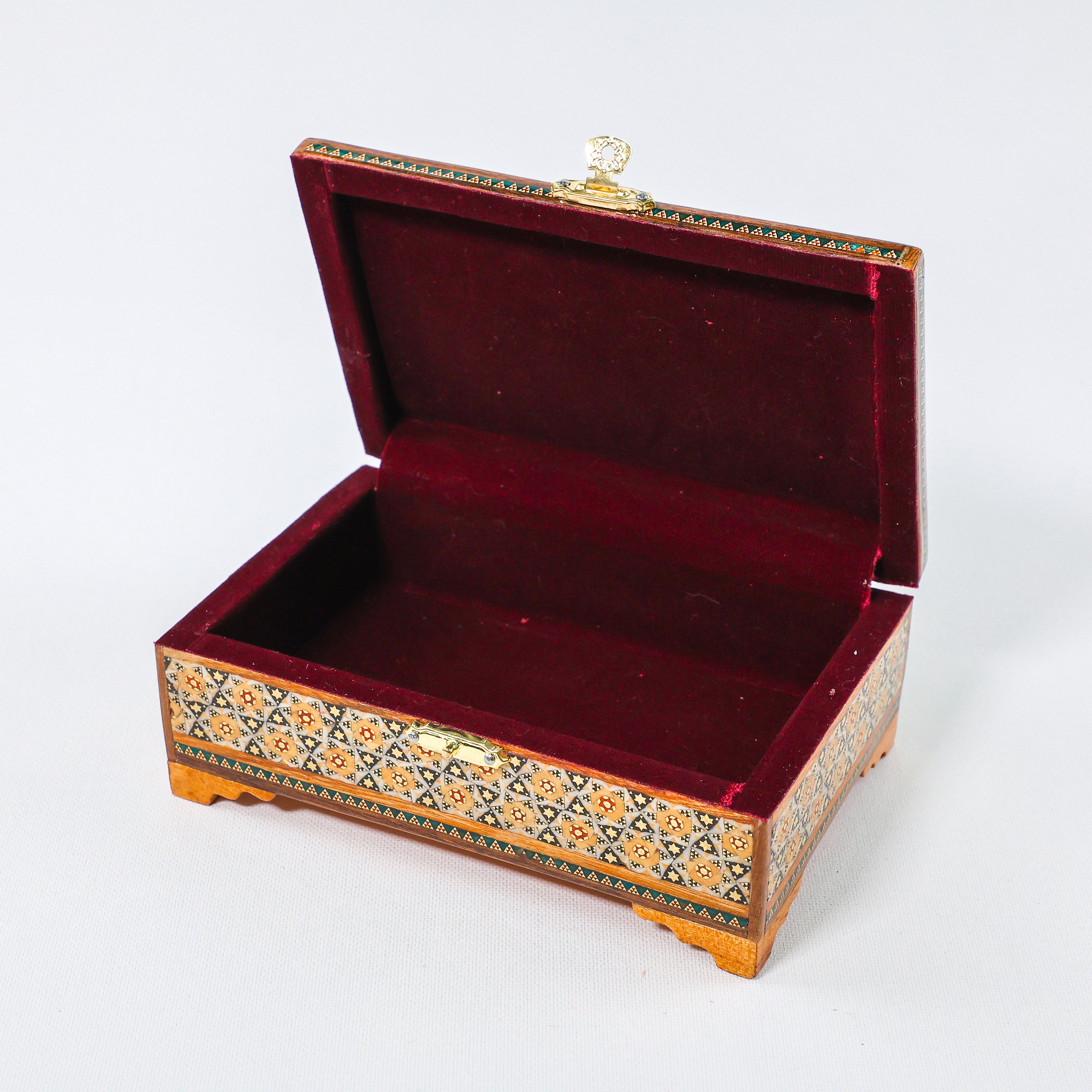 Painted Box – Tazhib Design – Velvet Interior – Golden Lock – Size 10 × 16 cm