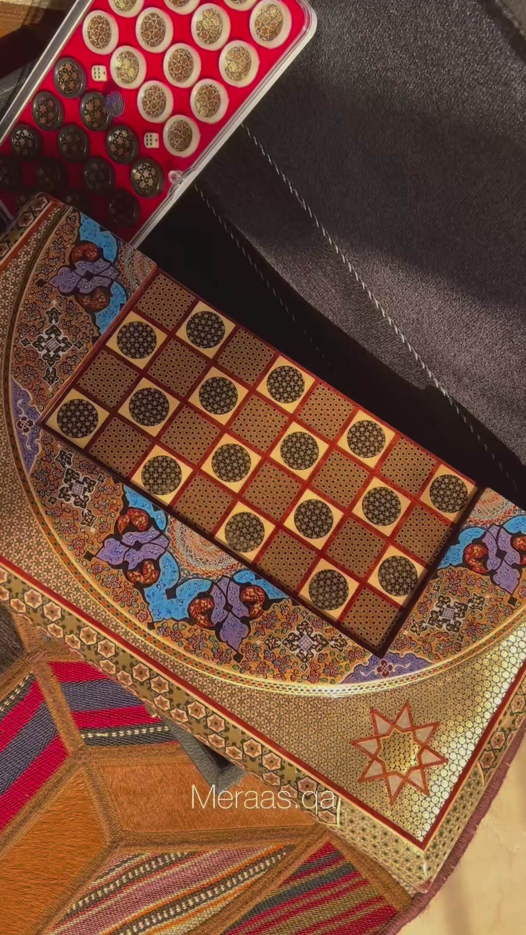 Load video: طاولة نرد وشطرنج - مقاس 50 - سطح دائري - فاخر - مزين بصدف اللؤلؤ - تازيب